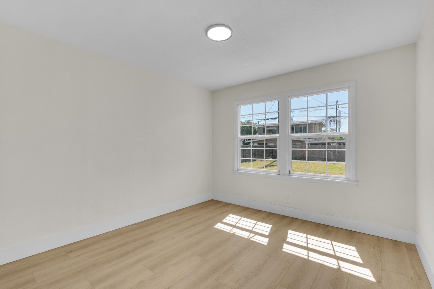 535 West Terrace Avenue Fresno, CA 93705 - Photo 9 of 18 an empty room with a window