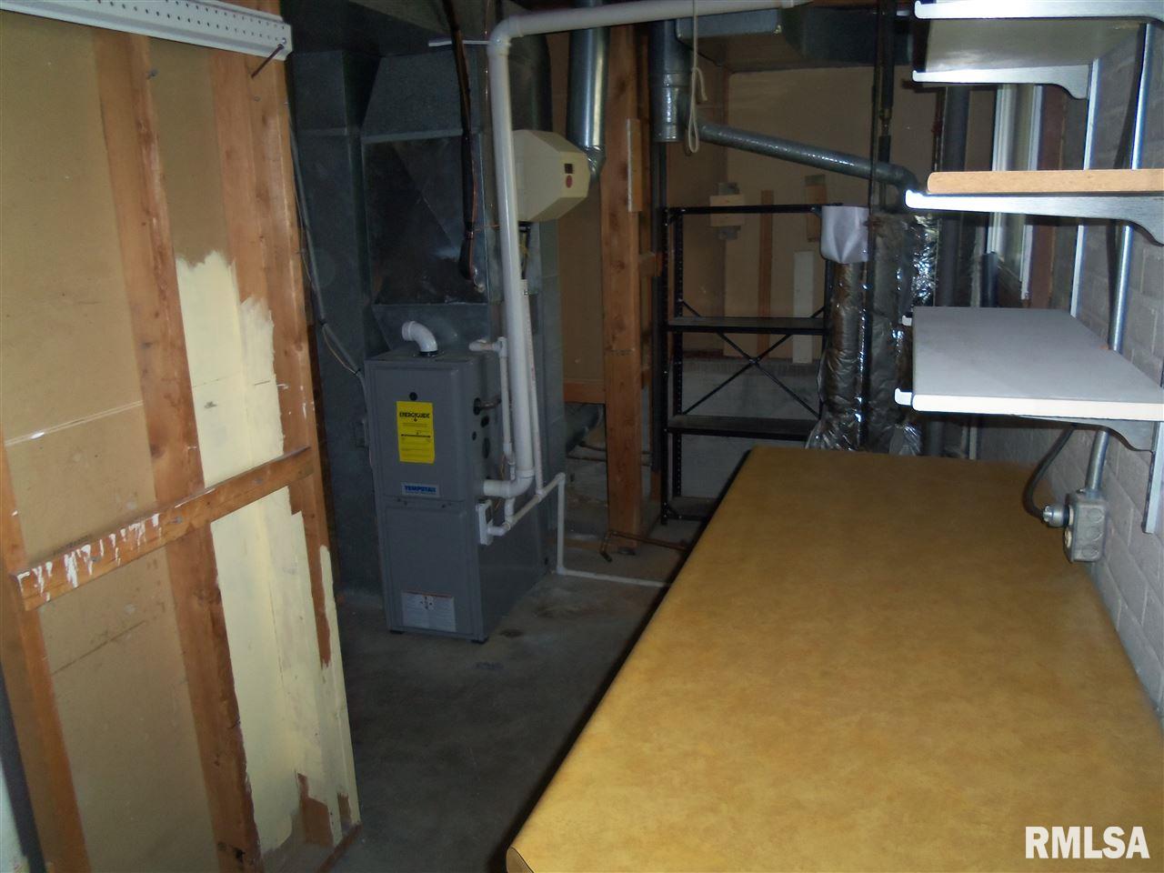 5733 Oakbrook Road Davenport, IA 52806 - Photo 11 of 13 Gallery Image 11