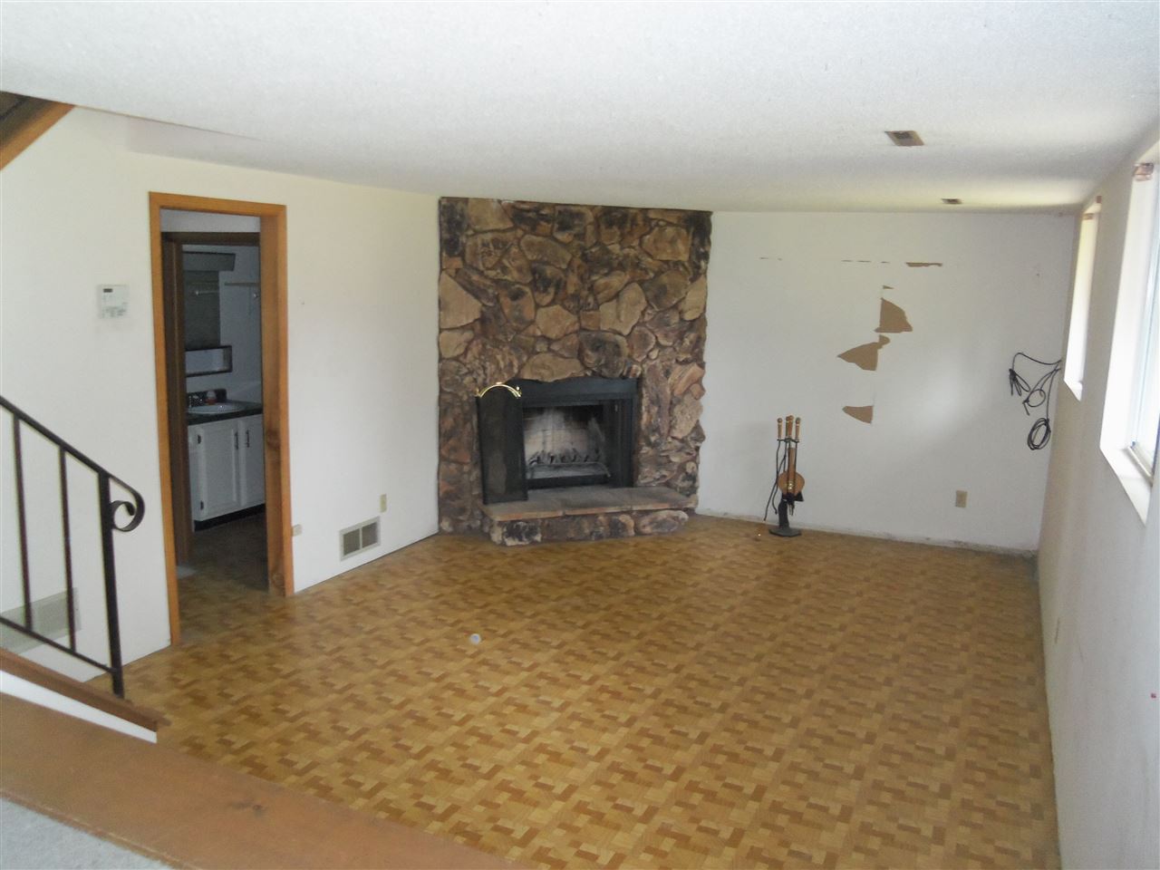 5733 Oakbrook Road Davenport, IA 52806 - Photo 4 of 13 Gallery Image 4
