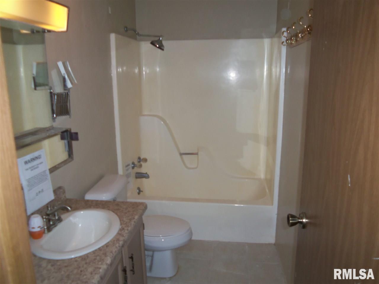 5733 Oakbrook Road Davenport, IA 52806 - Photo 5 of 13 Gallery Image 5