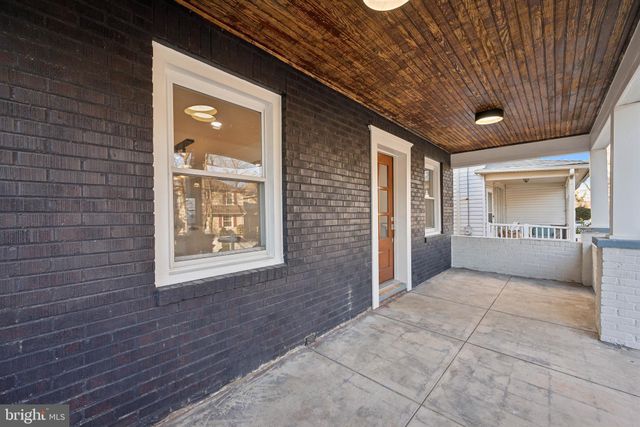 a view of entryway with a livingroom