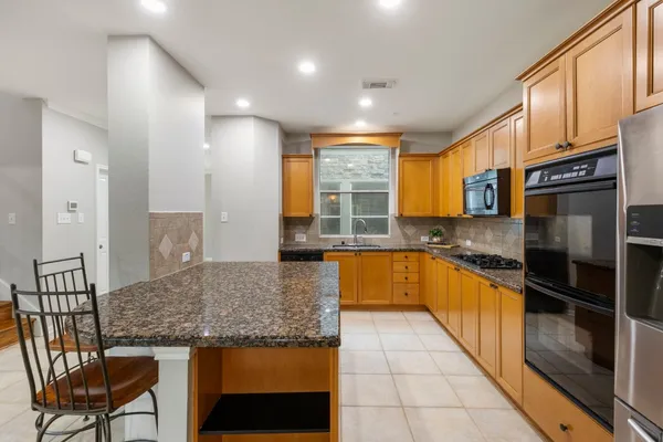 $810,000 | 3 South Altwood Circle, The Woodlands, TX 77382