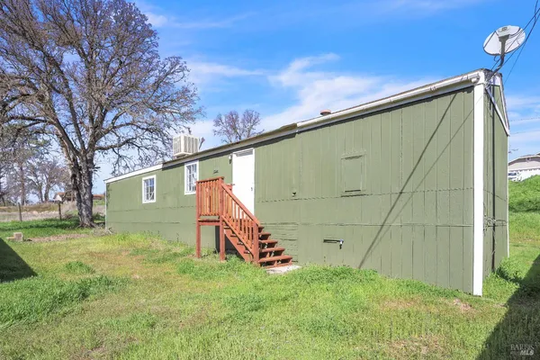 a view of backyard with garden