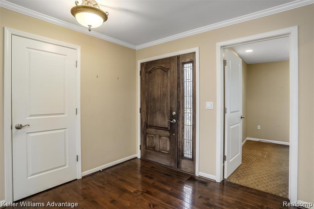 40567 Village Wood Road Novi, MI 48375 - Photo 7 of 32 Entry door
