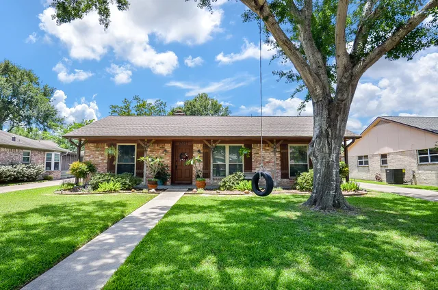 a view of a yard in front of house