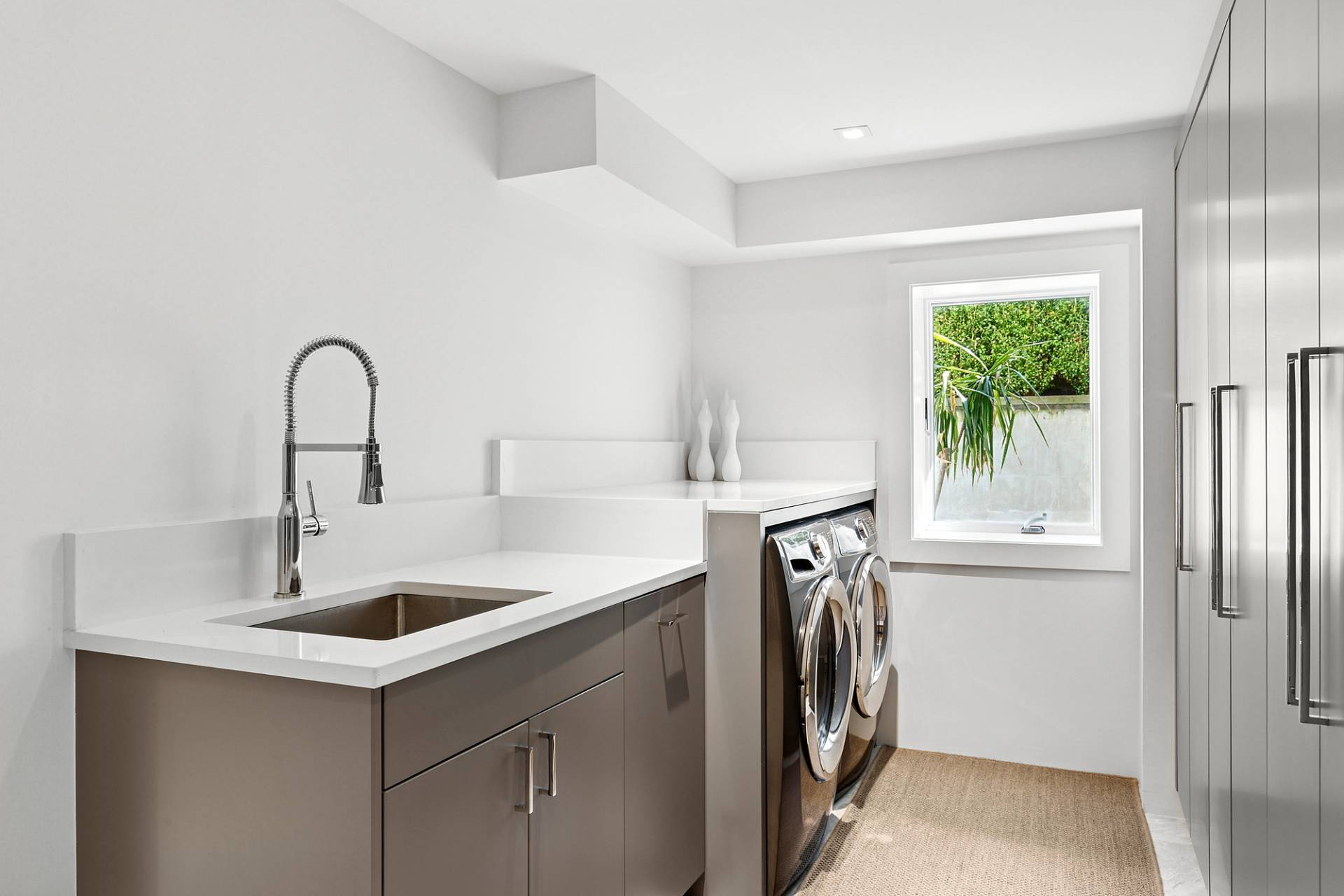8 Patriots Lane East Hampton, NY 11937 - Photo 18 of 23 a view of a sink and a washer in a room