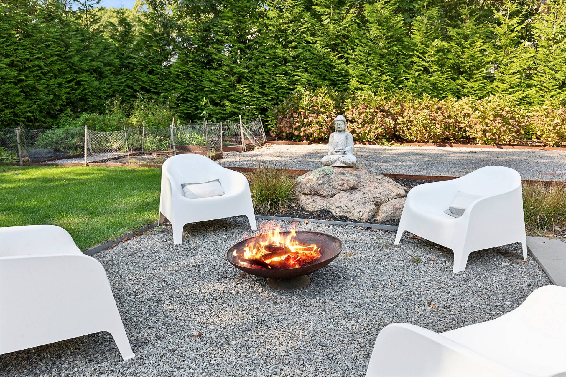 8 Patriots Lane East Hampton, NY 11937 - Photo 21 of 23 a backyard of a house with table and chairs