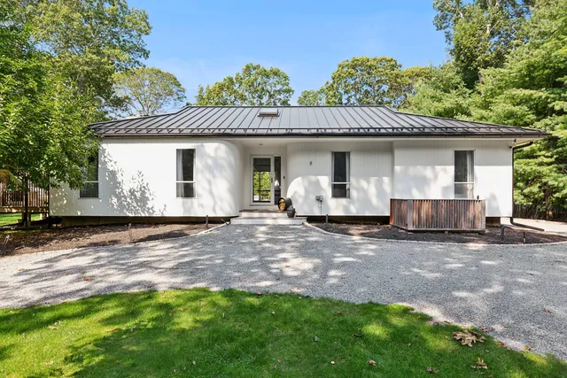 a view of a house with backyard