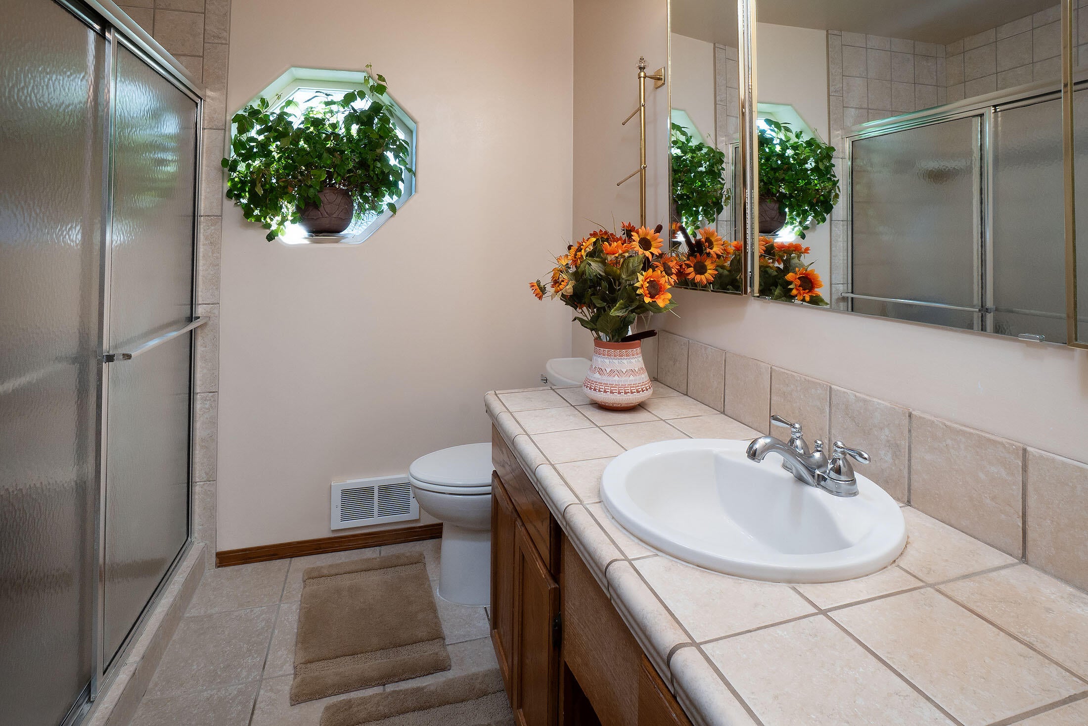 2761 Northeast Yellowpine Road Prineville, OR 97754 - Photo 9 of 23 Master bath with tile couners, floors & shower.