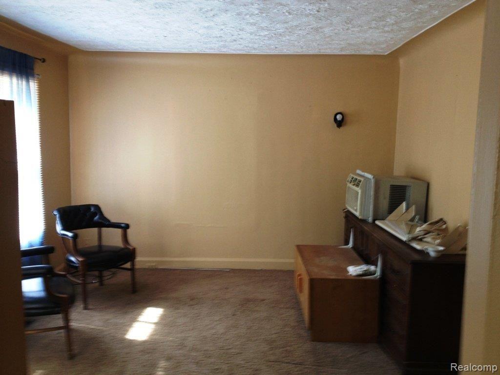 150 South Bailey Street Romeo, MI 48065 - Photo 2 of 7 Living rm.jpg