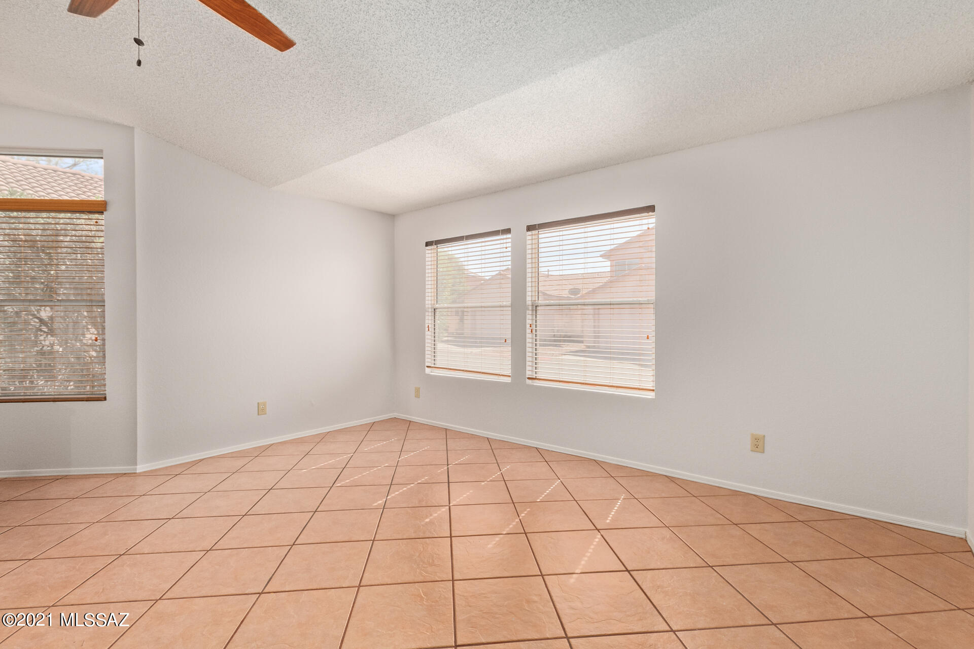 3034 West Sky Ranch Trail Tucson, AZ 85742 - Photo 7 of 27 a view of an empty room and window