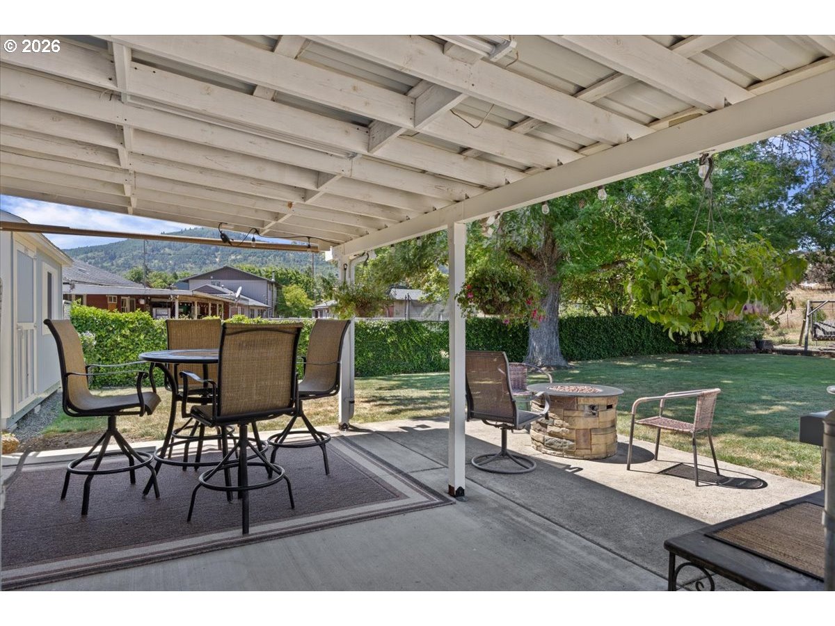 946 East 4th Avenue Riddle, OR 97469 - Photo 5 of 28 Backyard
