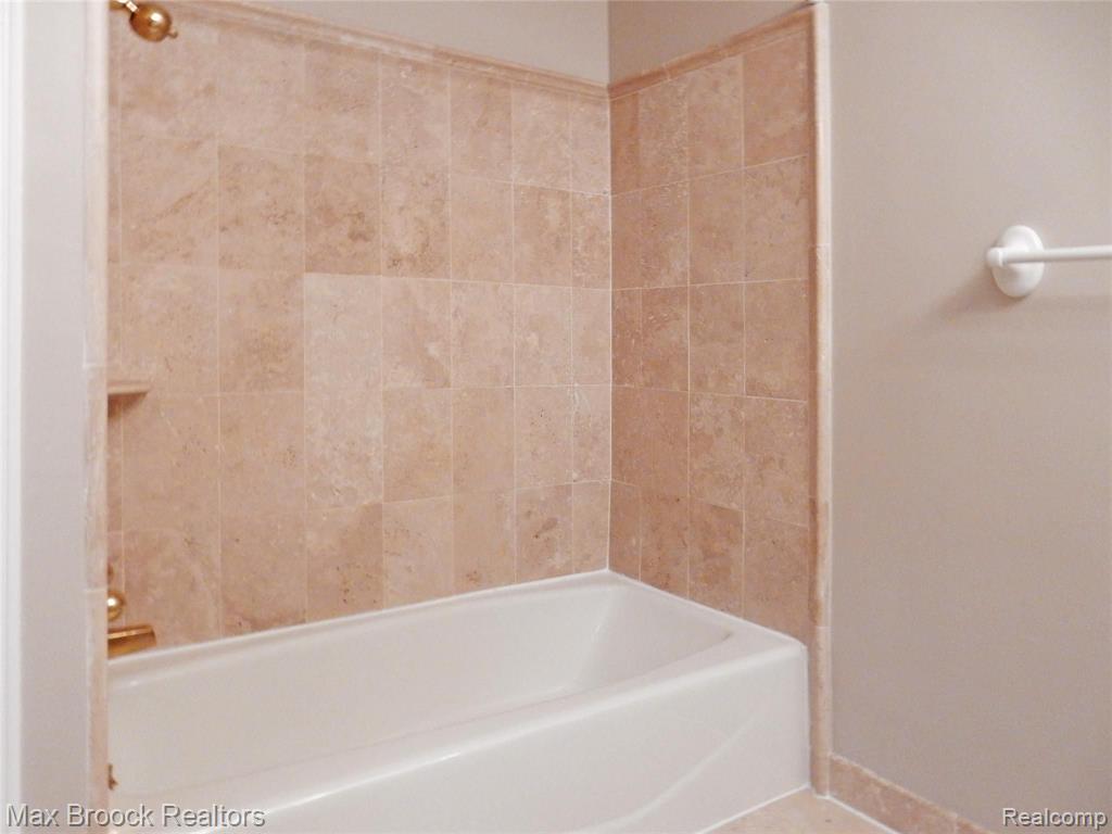 801 West Long Lake Road, Unit 2 Bloomfield Hills, MI 48302 - Photo 15 of 19