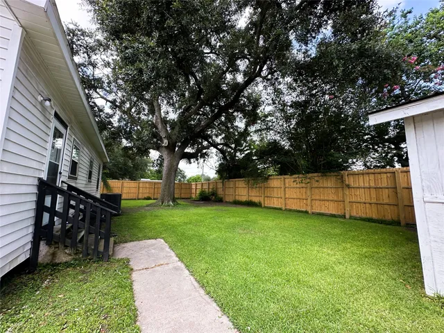 a view of a backyard with tree