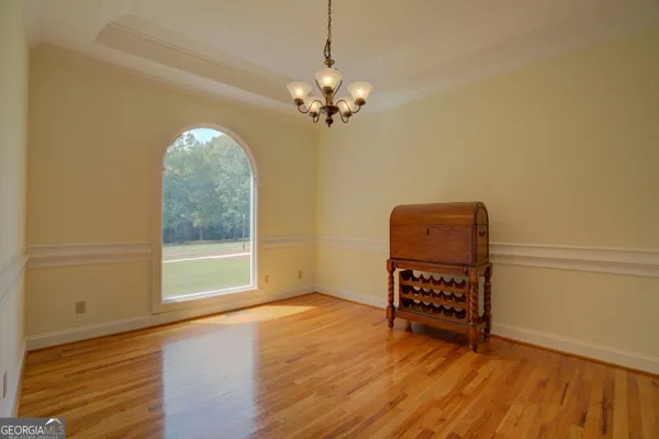 en empty room with ceiling fan and window