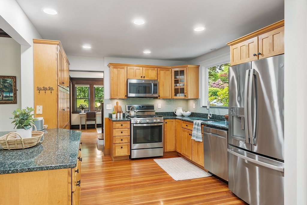 27 Holland Road Melrose, MA 02176 - Photo 9 of 40 Gallery Image 9