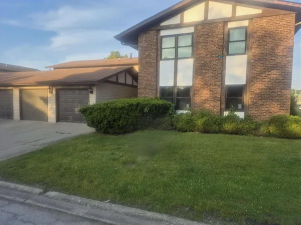 $129,500 | 19210 Elm Drive, Unit 153, Country Club Hills, IL 60478