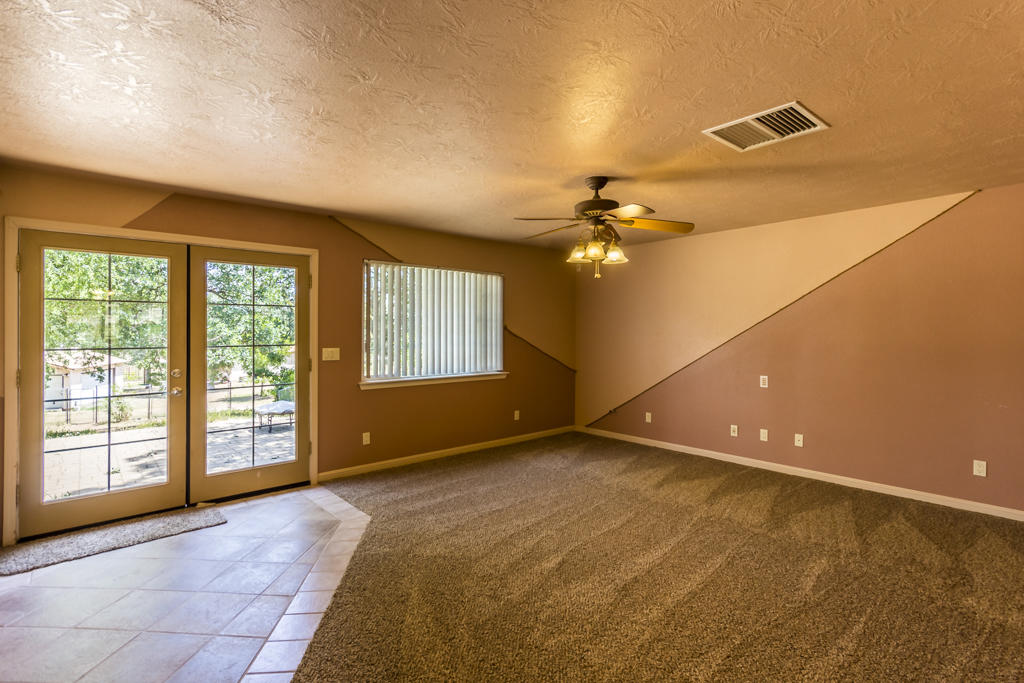 9865 Winegar Road Redding, CA 96003 - Photo 11 of 31 family room