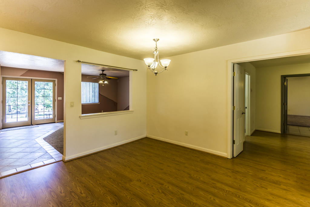 9865 Winegar Road Redding, CA 96003 - Photo 12 of 31 dining area