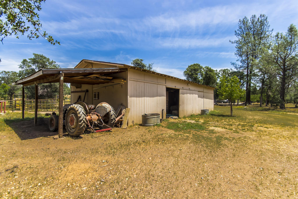 9865 Winegar Road Redding, CA 96003 - Photo 25 of 31 barn