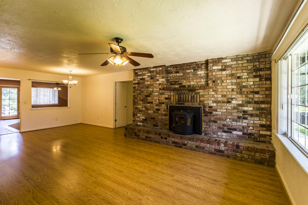 9865 Winegar Road Redding, CA 96003 - Photo 8 of 31 living room