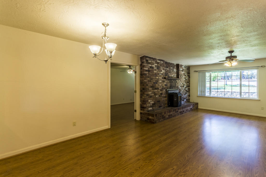 9865 Winegar Road Redding, CA 96003 - Photo 9 of 31 living room3