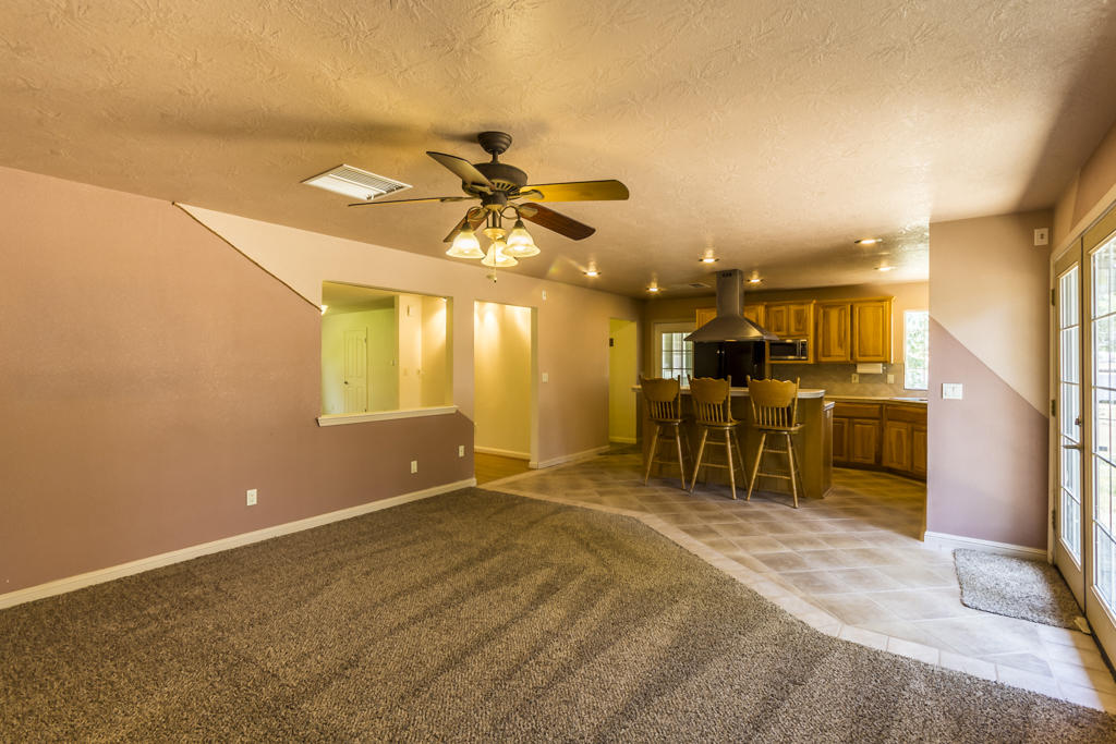 9865 Winegar Road Redding, CA 96003 - Photo 10 of 31 family room and kitchen