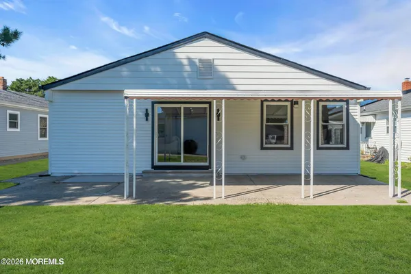 a view of a house with backyard