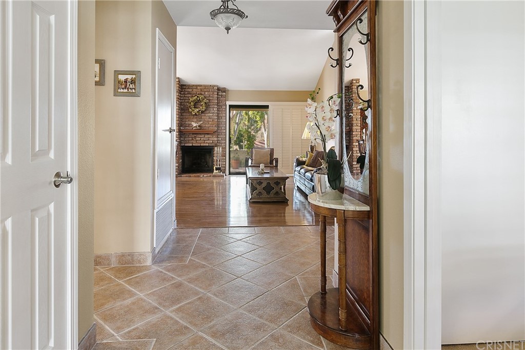 425 Cresthill Drive Oak Park, CA 91377 - Photo 2 of 18 a lobby with furniture and a potted plant