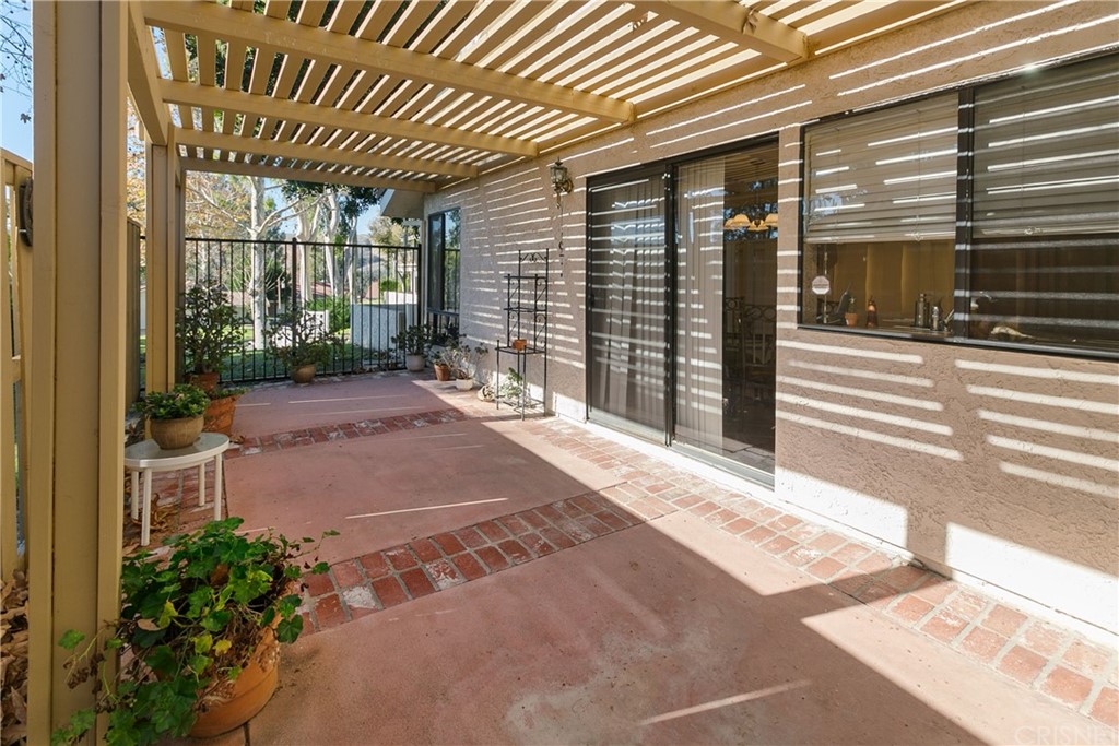 425 Cresthill Drive Oak Park, CA 91377 - Photo 8 of 18 a backyard of a house with basket ball court