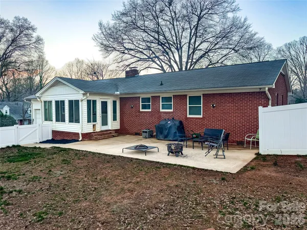 a view of a house with backyard and sitting area