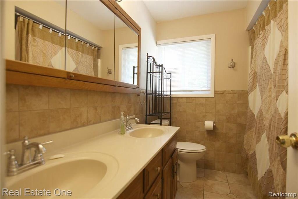 23074 Tuck Road Farmington, MI 48336 - Photo 10 of 17