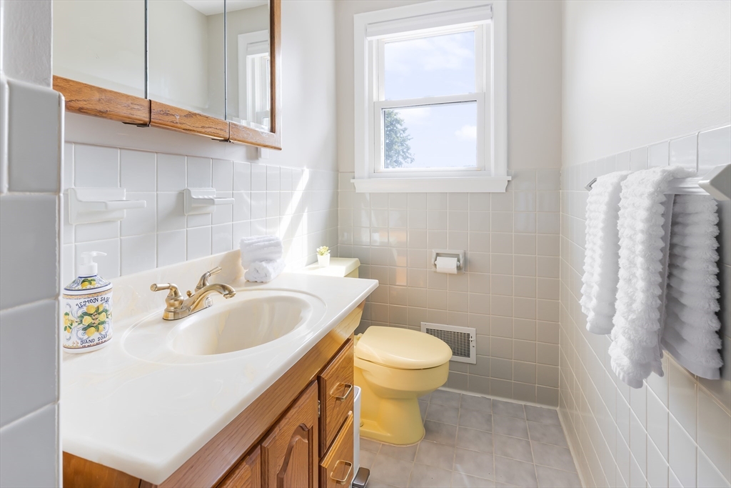 152 Albemarle Road Norwood, MA 02062 - Photo 12 of 34