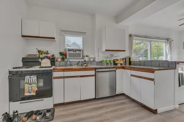 $300,000 | 955 West Cross Street, Ypsilanti, MI 48197