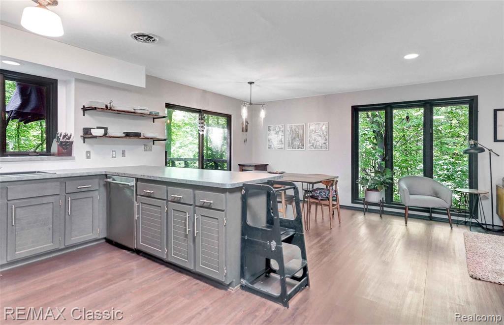 28371 Inkster Road Farmington Hills, MI 48334 - Photo 14 of 32 Gallery Image 14