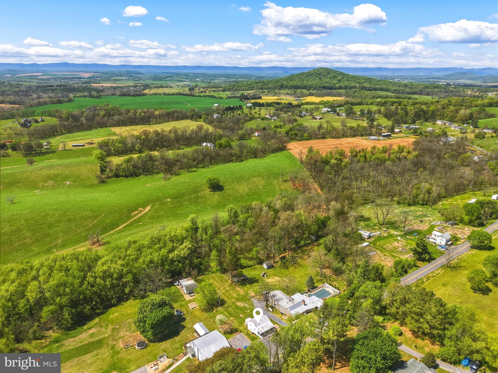 353 Turkey Knob Road Quicksburg, VA 22847 - Photo 27 of 35 a view of an ocean and a yard