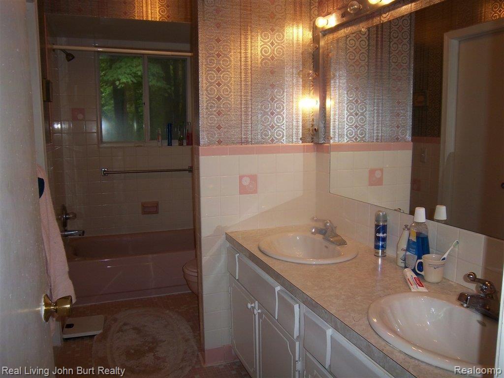 1040 Barr Road Oxford, MI 48370 - Photo 10 of 14 Master Bathroom