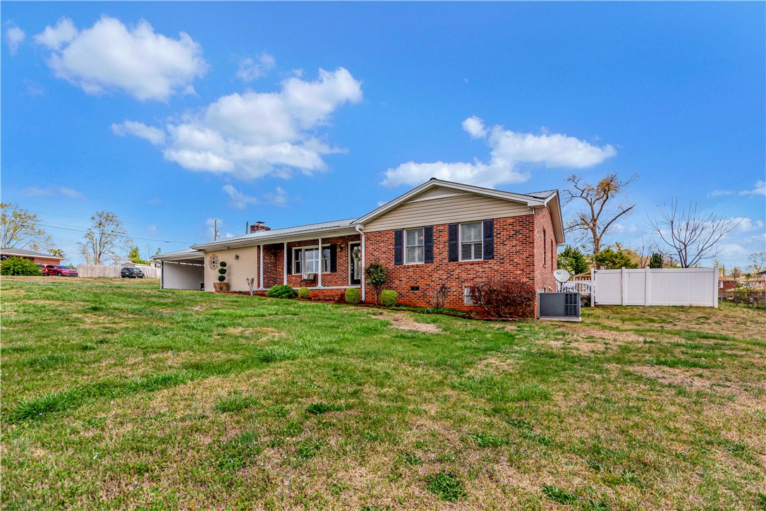 304 Shadow Lane Seneca, SC 29678 - Photo 3 of 33