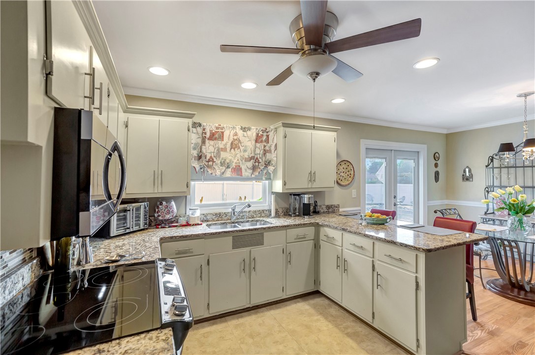 304 Shadow Lane Seneca, SC 29678 - Photo 6 of 33 Sunny kitchen