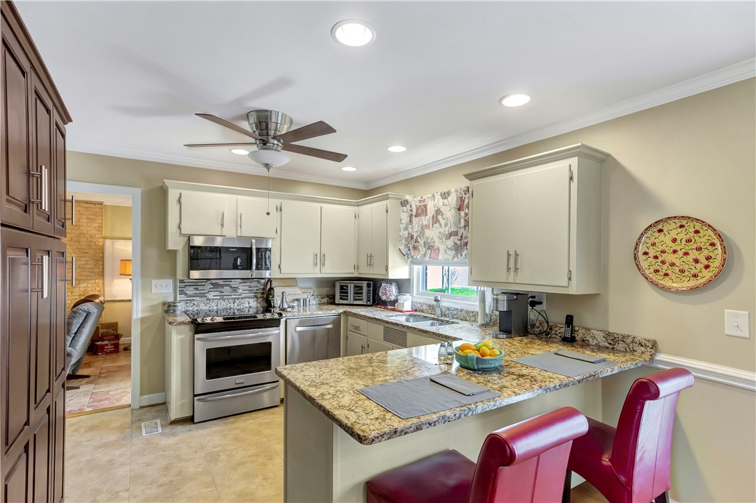 304 Shadow Lane Seneca, SC 29678 - Photo 7 of 33 Granite Countertops