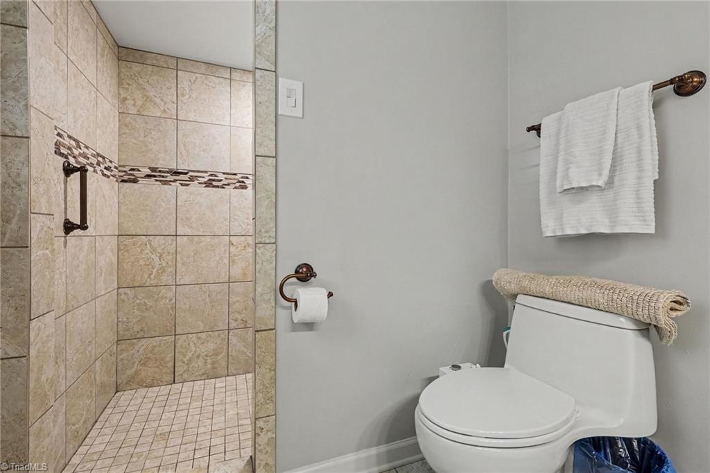 950 Croyden Street High Point, NC 27262 - Photo 30 of 47 PRIIMARY BATH