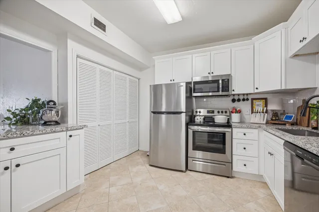 $164,950 | 2100 Tanglewilde Street, Unit 318, Houston, TX 77063