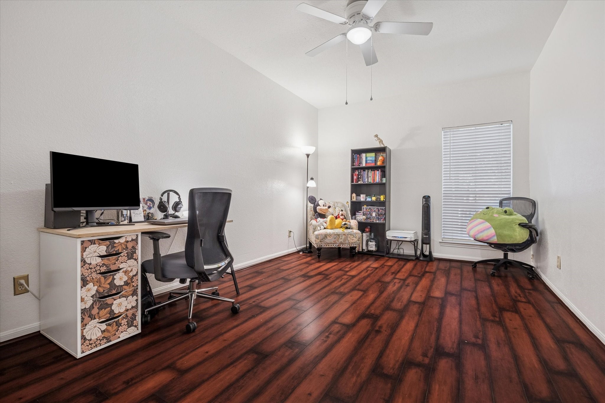 2100 Tanglewilde Street, Unit 318 Houston, TX 77063 - Photo 8 of 16 Secondary bedroom perfect for guests, a home office, or flex space.