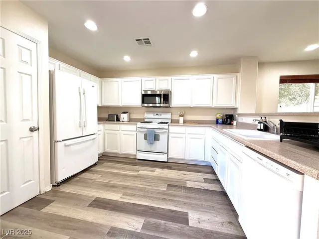 $2,400 | 3817 Bayamon Street, Las Vegas, NV 89129