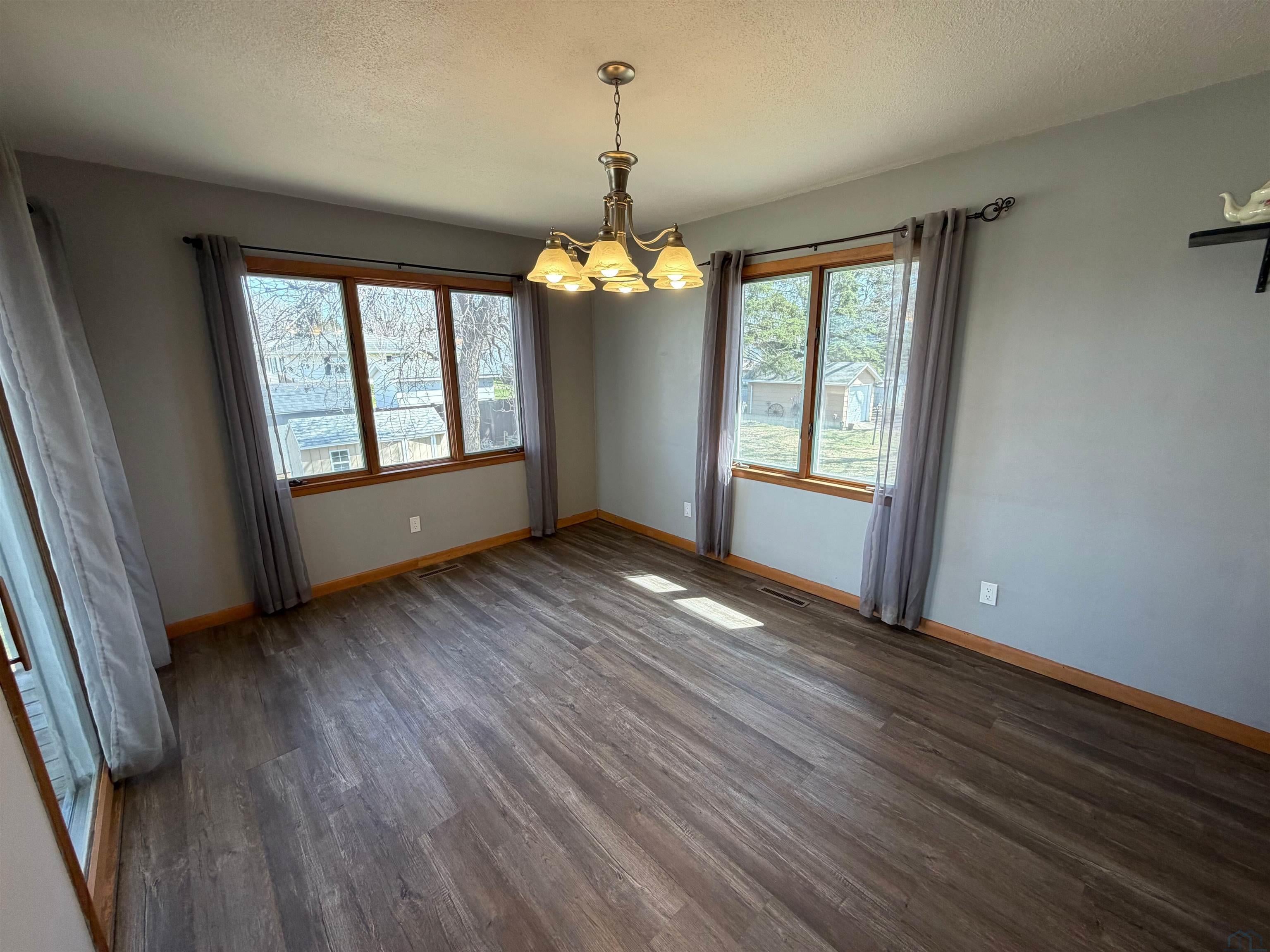 608 Pine Street Sheldon, IA 51201 - Photo 6 of 28 Gallery Image 6