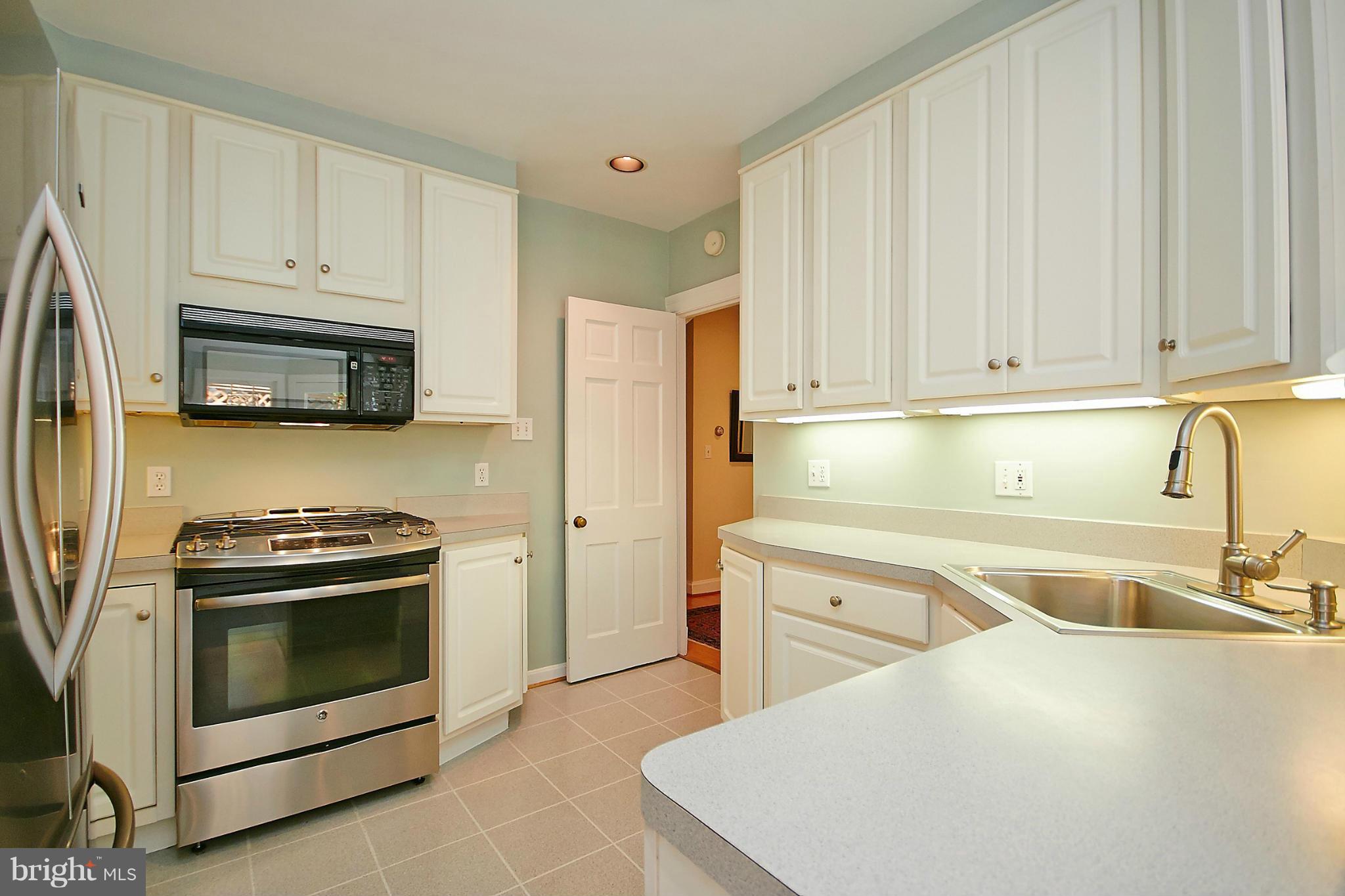 3800 Chesterbrook Road Arlington, VA 22207 - Photo 9 of 30 Kitchen
