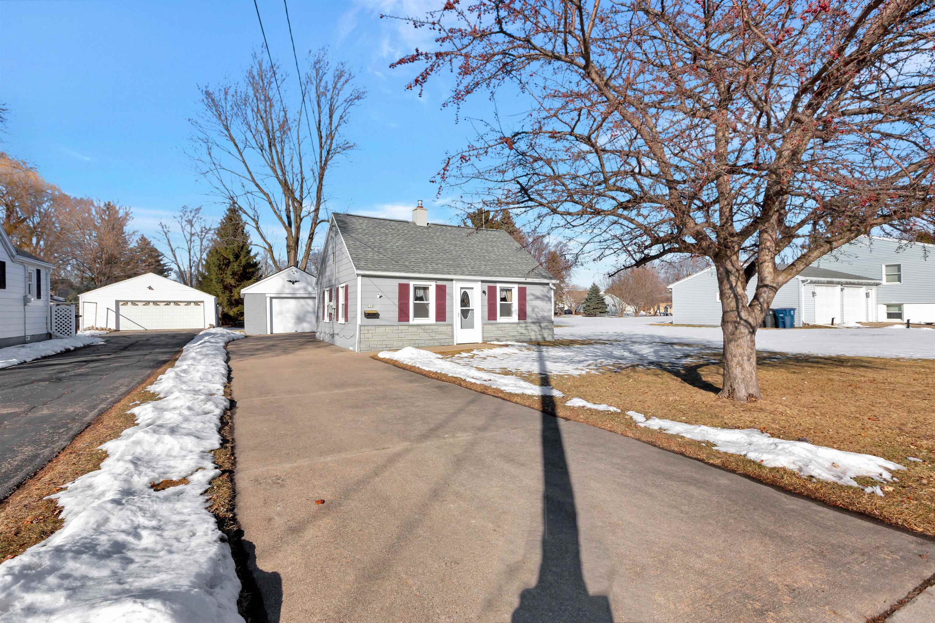 228 Allen Avenue Oshkosh, WI 54901 - Photo 2 of 15