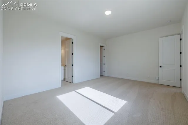 an empty room with closet and mirror