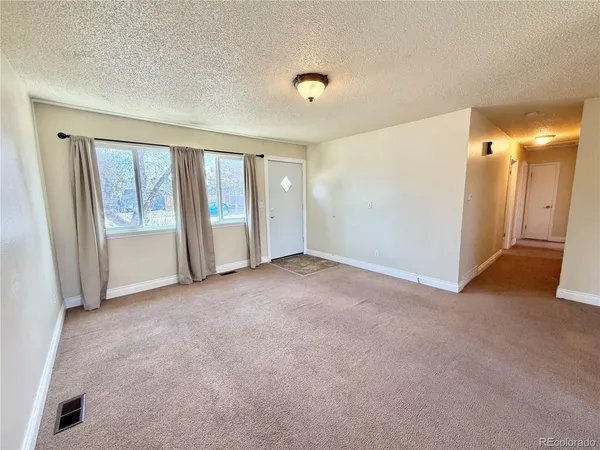 $1,795 | 811 South Chestnut Street, Elizabeth, CO 80107