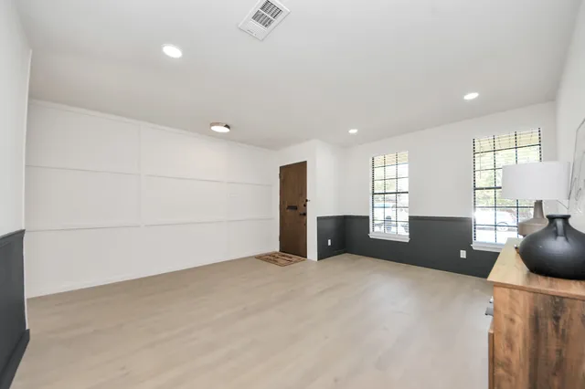 a view of a livingroom with furniture